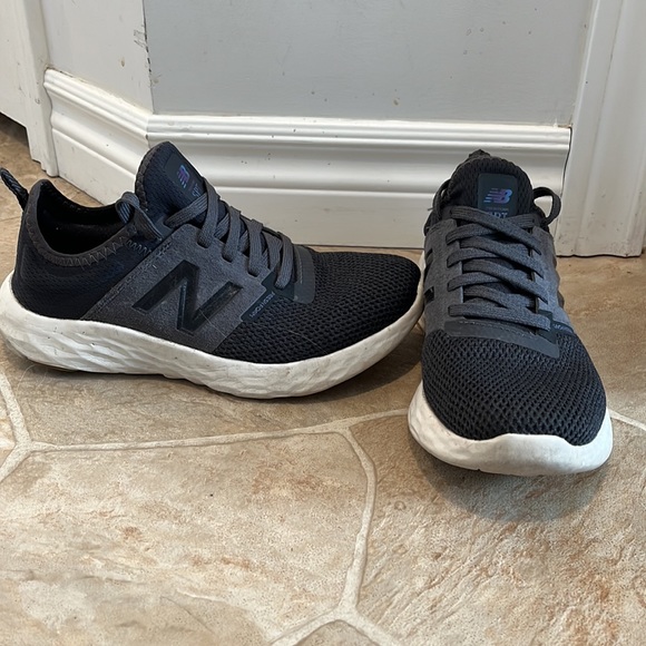 Womens New Balance Shoes - Picture 2 of 6